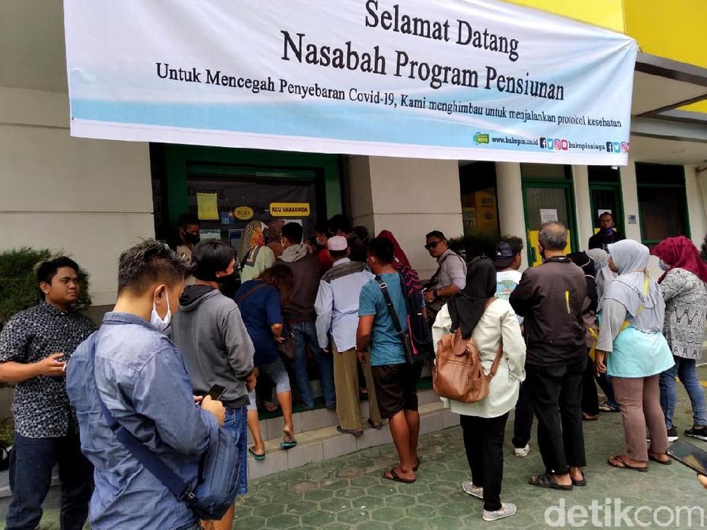 Nasabah Bukopin Resah Uangnya Sulit Ditarik Nasabah Bukopin Resah Uangnya Sulit Ditarik