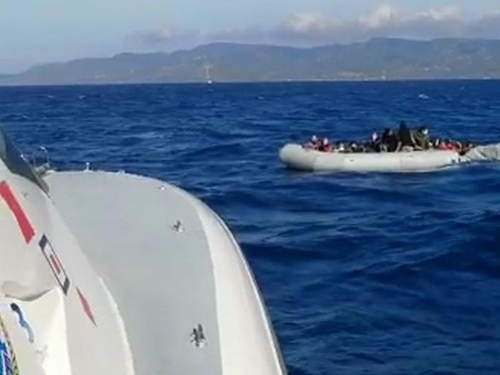 Kisah Pilu Pengungsi Terkatung-katung dan Diserang di Tengah Laut Aegean Kisah Pilu Pengungsi Terkatung-katung dan Diserang di Tengah Laut Aegean
