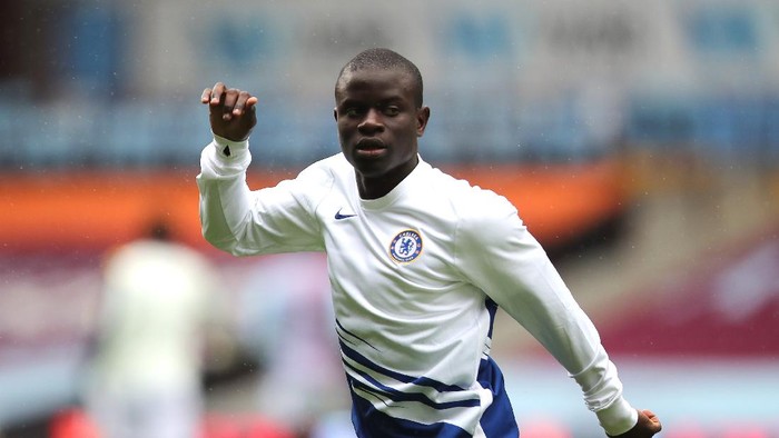 BIRMINGHAM, ENGLAND - JUNE 21: NGolo Kante of Chelsea warms up ahead of the Premier League match between Aston Villa and Chelsea FC at Villa Park on June 21, 2020 in Birmingham, England. Football Stadiums around Europe remain empty due to the Coronavirus Pandemic as Government social distancing laws prohibit fans inside venues resulting in all fixtures being played behind closed doors. (Photo by Molly Darlington/Pool via Getty Images)