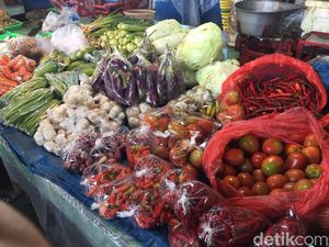 Meski Dilarang, Pedagang di Pasar Minggu Tetap Sediakan Kantong Plastik Meski Dilarang, Pedagang di Pasar Minggu Tetap Sediakan Kantong Plastik