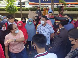 PKL Geruduk Balai Kota Makassar Minta Diizinkan Jualan Lagi di Pantai Losari