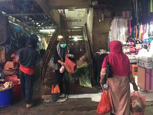 Pedagang Pasar Masih Pakai Kantong Plastik, Anies: Terus Diawasi