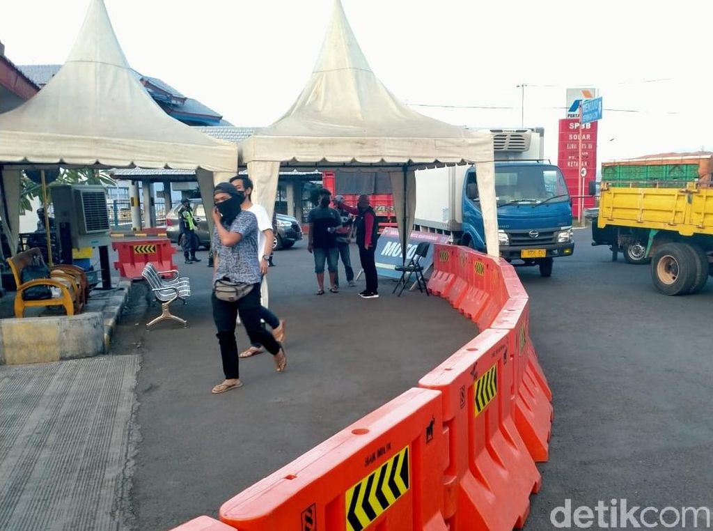 1.500 Rapid Test Disiapkan untuk Sopir Truk Logistik di Pelabuhan Ketapang 1.500 Rapid Test Disiapkan untuk Sopir Truk Logistik di Pelabuhan Ketapang