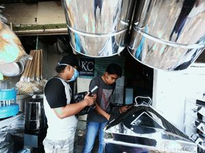 Perajin Peralatan Dapur Cawang Berjuang di Tengah Pandemi