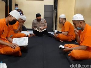 Kisah Bripka Penda, Polisi yang Jadi Guru Ngaji Tahanan di Polres Tasik Kisah Bripka Penda, Polisi yang Jadi Guru Ngaji Tahanan di Polres Tasik