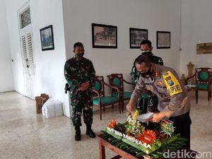 Kejutan Hari Bhayangkara di Kota Kediri dari TNI untuk Polisi Kejutan Hari Bhayangkara di Kota Kediri dari TNI untuk Polisi