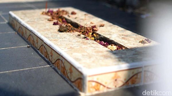 Potret Makam Bertabur Bunga di Pinggir Jalan Kampung Solo