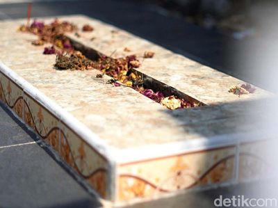 Potret Makam Bertabur Bunga di Pinggir Jalan Kampung Solo