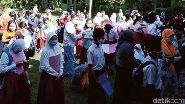 Potret Padatnya Pendaftaran Siswa Baru di SMPN 1 Klaten