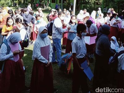 Potret Padatnya Pendaftaran Siswa Baru di SMPN 1 Klaten