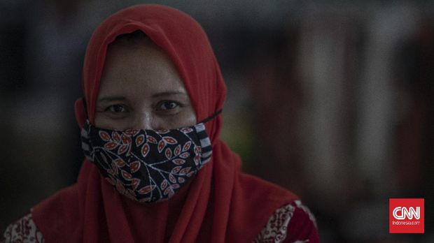 Sejumlah warga yang tergabung dalam Komunitas Batik Marunda melakukan proses pembuatan batik di Rumah Susun Marunda, Jakarta, Rabu, 1 Juli 2020. Sejak virus Covid-19 mewabah, komunitas ini mulai memproduksi masker bermotif batik Marunda dan mendistribusikannya untuk dijual kembali ke pasaran dengan harga seratus ribu rupiah per masker. CNN Indonesia/Bisma Septalisma