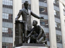 Boston akan Pindahkan Patung Budak Berlutut di Kaki Abraham Lincoln