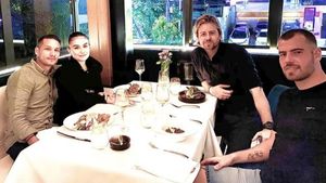 Ini Momen Manis Saat Agnez Mo dan Raphael Maitimo Makan Bareng
