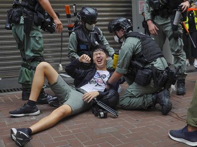 Ratusan Warga Hong Kong Dibekuk Polisi, Ada Apa?