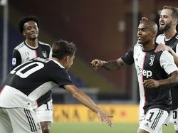 Douglas Costa jadi pencetak gol ketiga Juventus.