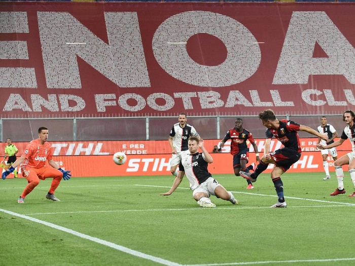 Juventus' Juan Cuadrado, right, in action during an Italian Serie A soccer match between Genoa and Juventus at the Luigi Ferraris stadium in Genoa, Italy, Tuesday, June 30, 2020. (Tano Pecoraro/LaPresse via AP)