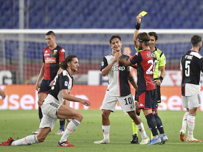 Juventus' Juan Cuadrado, right, in action during an Italian Serie A soccer match between Genoa and Juventus at the Luigi Ferraris stadium in Genoa, Italy, Tuesday, June 30, 2020. (Tano Pecoraro/LaPresse via AP)