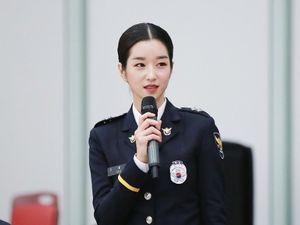 Seo Ye Ji Pernah Jadi Polisi Kehormatan, Lihat Tampilannya Sebagai Polwan Seo Ye Ji Pernah Jadi Polisi Kehormatan, Lihat Tampilannya Sebagai Polwan