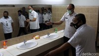 Peninjauan dilakukan dari mulai tempat cuci tangan, pengecekan suhu tubuh dan papan imbauan protokol kesehatan COVID-19.