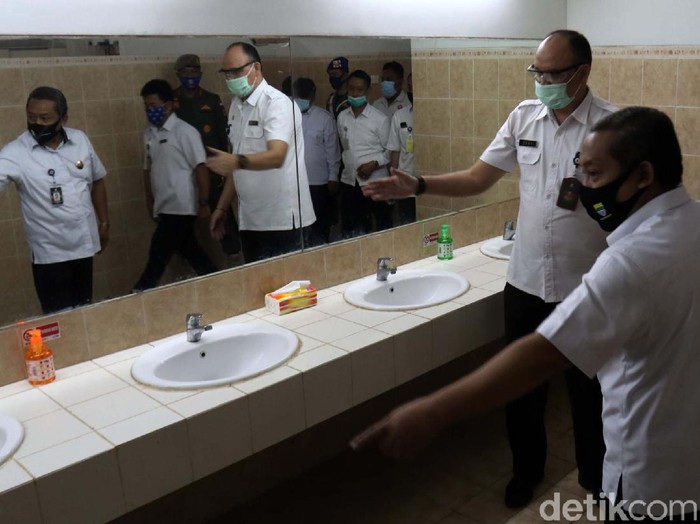 Wakil Wali Kota Bandung Yana Mulyana meninjau simulasi protokol kesehatan di Stadion Gelora Bandung Lautan Api (GBLA). Stadion ini siap digunakan untuk latihan Persib Bandung.