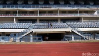 Sebelum masuk ke kawasan stadion, terlebih dahulu Yana melihat benz pemain, pelatih hingga wasit. Selain itu, Yana juga memastikan kondisi toilet dan fasilitas lainnya harus layak dan bersih saat digunakan. 
