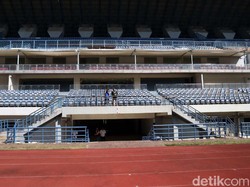 Sebelum masuk ke kawasan stadion, terlebih dahulu Yana melihat benz pemain, pelatih hingga wasit. Selain itu, Yana juga memastikan kondisi toilet dan fasilitas lainnya harus layak dan bersih saat digunakan. 