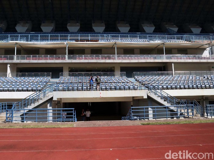 Wakil Wali Kota Bandung Yana Mulyana meninjau simulasi protokol kesehatan di Stadion Gelora Bandung Lautan Api (GBLA). Stadion ini siap digunakan untuk latihan Persib Bandung.