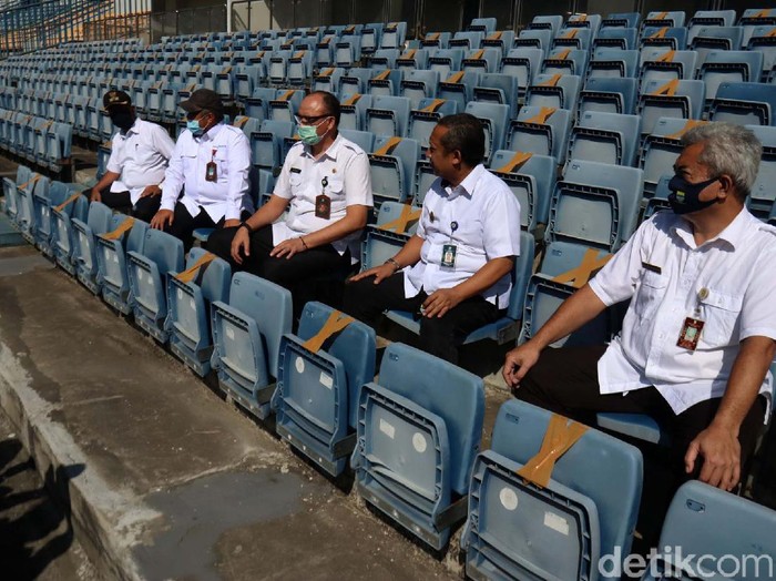 Wakil Wali Kota Bandung Yana Mulyana meninjau simulasi protokol kesehatan di Stadion Gelora Bandung Lautan Api (GBLA). Stadion ini siap digunakan untuk latihan Persib Bandung.