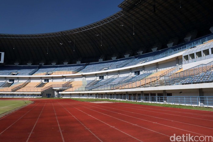 Wakil Wali Kota Bandung Yana Mulyana meninjau simulasi protokol kesehatan di Stadion Gelora Bandung Lautan Api (GBLA). Stadion ini siap digunakan untuk latihan Persib Bandung.
