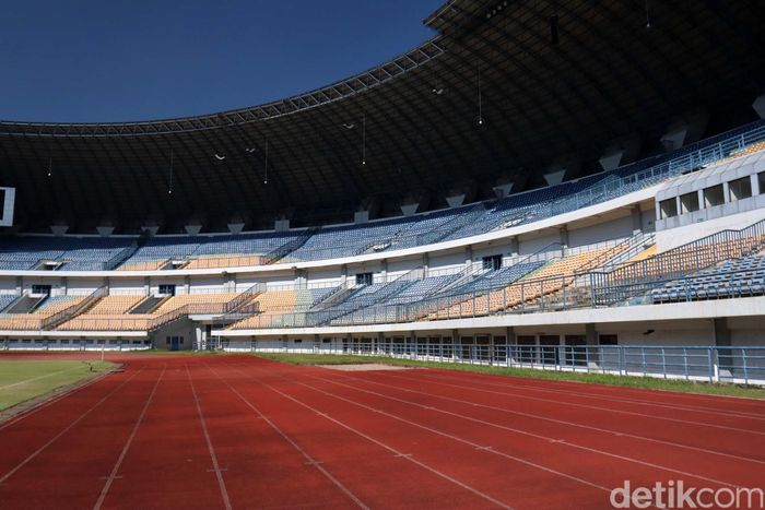 Stadion GBLA Bandung Siap Digunakan Latihan Persib Wakil Wali Kota Bandung Yana Mulyana meninjau simulasi protokol kesehatan di Stadion Gelora Bandung Lautan Api (GBLA). Stadion ini siap digunakan untuk latihan Persib Bandung.