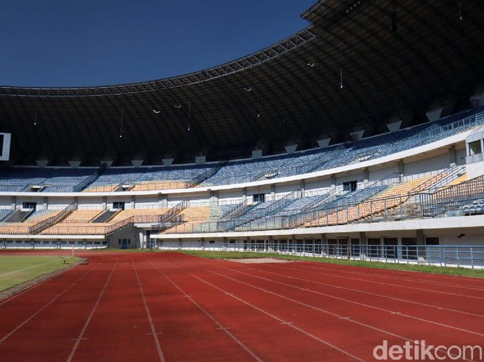 Wakil Wali Kota Bandung Yana Mulyana meninjau simulasi protokol kesehatan di Stadion Gelora Bandung Lautan Api (GBLA). Stadion ini siap digunakan untuk latihan Persib Bandung.