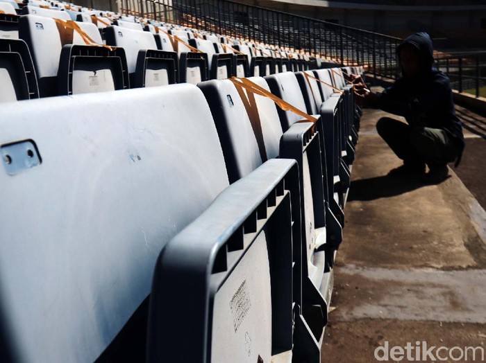 Wakil Wali Kota Bandung Yana Mulyana meninjau simulasi protokol kesehatan di Stadion Gelora Bandung Lautan Api (GBLA). Stadion ini siap digunakan untuk latihan Persib Bandung.