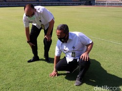 Pantauan detikcom, Rabu (1/7/2020) Yana didampingi Kadispora Kota Bandung Eddy Marwoto dan Kasatpol PP Kota Bandung Rasdian meninjau langsung Stadion GBLA.