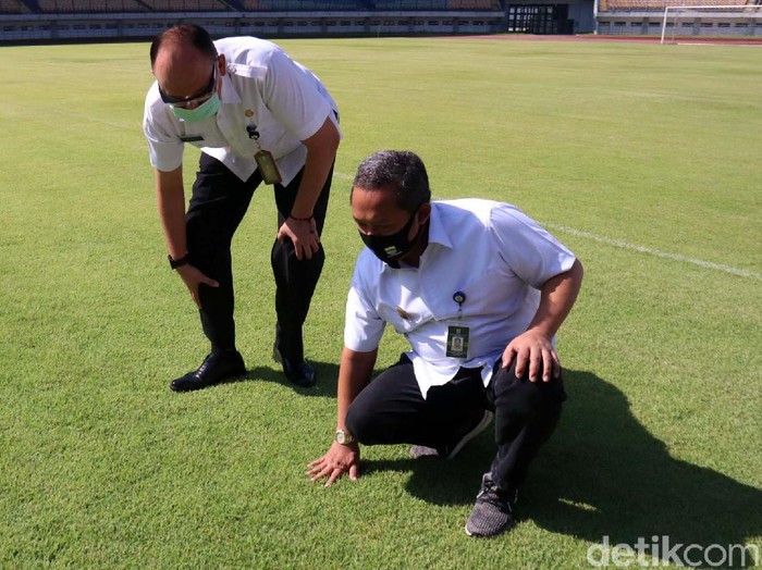 Wakil Wali Kota Bandung Yana Mulyana meninjau simulasi protokol kesehatan di Stadion Gelora Bandung Lautan Api (GBLA). Stadion ini siap digunakan untuk latihan Persib Bandung.