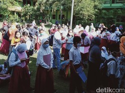 PPDB Jateng di SMPN 1 Klaten, Pendaftar Ramai-ramai Tetap Datangi Sekolah
