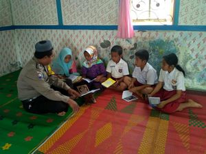 Kisah Inspiratif Bripka Edi Ngajar Ngaji Anak-anak Desa di Bengkulu