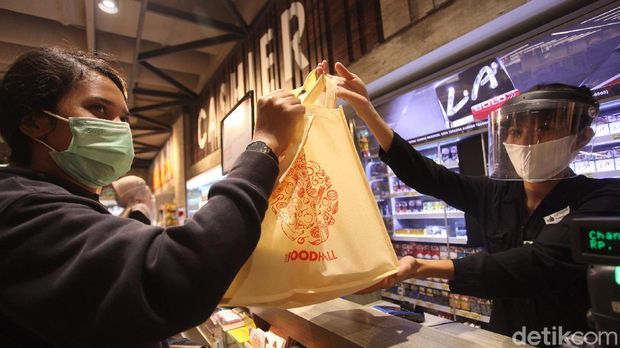 Kebijakan kantong plastik di Jakarta mulai hari ini resmi haram. Beberapa supermarket pun menyediakan kantong ramah lingkungan.