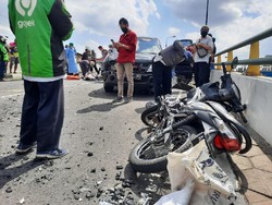 Tabrak Mobil, Pemotor Ini Nangis ke Polisi Minta Motornya Diperbaiki
