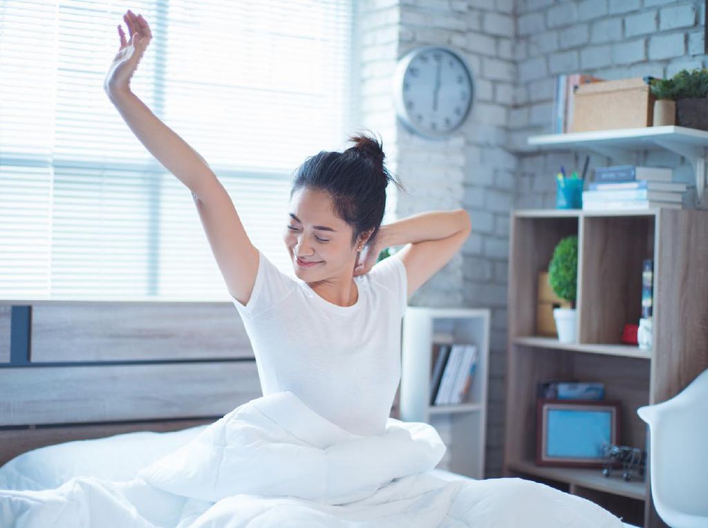 Bukan Buka HP, Ini 5 Cara Agar Merasa Bahagia Saat Bangun Tidur