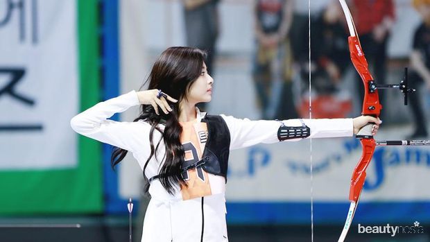 potret Tzuyu TWICE dari samping ketika memanah