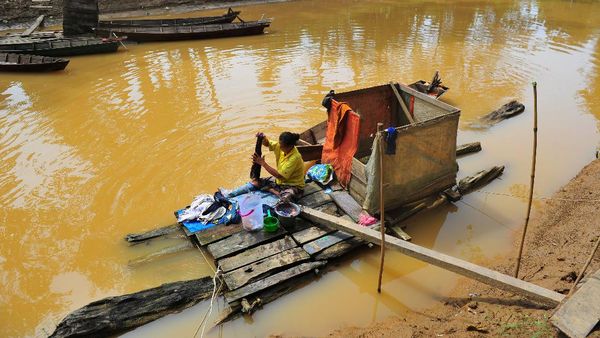 Waduh, Warga di Jambi Cuci Pakaian Pakai Air Keruh