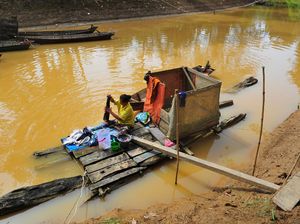Waduh, Warga di Jambi Cuci Pakaian Pakai Air Keruh