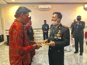 Gagalkan Penjambretan, Warga Jambi Diberi Penghargaan di HUT Bhayangkara Ke-74