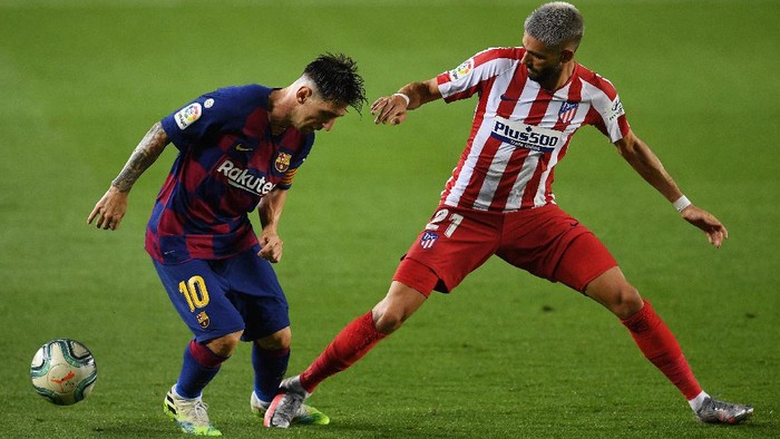 BARCELONA, SPAIN - JUNE 30: Lionel Messi of FC Barcelona is fouled  by Yannick Carrasco of Atletico Madrid during the Liga match between FC Barcelona and Club Atletico de Madrid at Camp Nou on June 30, 2020 in Barcelona, Spain. (Photo by David Ramos/Getty Images)