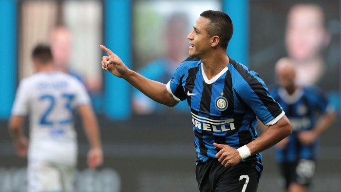 MILAN, ITALY - JULY 01:  Alexis Sanchez of FC Internazionale celebrates after scoring the second goal of his team via penalty during the Serie A match between FC Internazionale and Brescia Calcio at Stadio Giuseppe Meazza on July 1, 2020 in Milan, Italy.  (Photo by Emilio Andreoli/Getty Images)