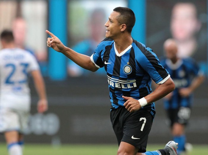 MILAN, ITALY - JULY 01:  Alexis Sanchez of FC Internazionale celebrates after scoring the second goal of his team via penalty during the Serie A match between FC Internazionale and Brescia Calcio at Stadio Giuseppe Meazza on July 1, 2020 in Milan, Italy.  (Photo by Emilio Andreoli/Getty Images)