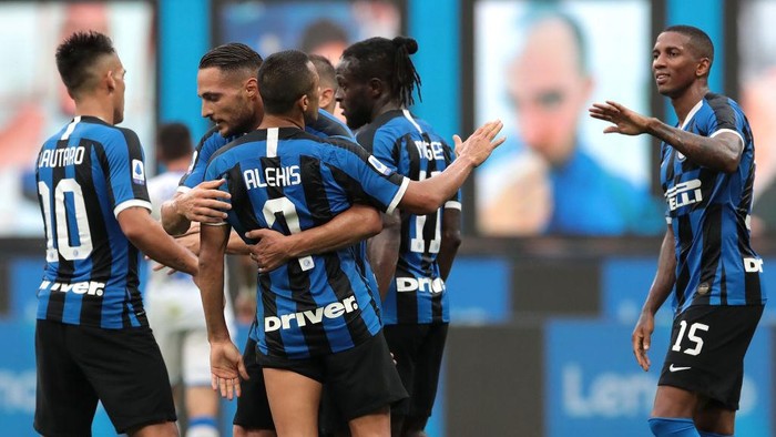 MILAN, ITALY - JULY 01:  Danilo D Ambrosio of FC Internazionale celebrates his goal with his team-mate Alexis Sanchez and Ashley Young (R) during the Serie A match between FC Internazionale and Brescia Calcio at Stadio Giuseppe Meazza on July 1, 2020 in Milan, Italy.  (Photo by Emilio Andreoli/Getty Images)
