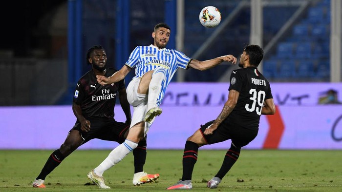 FERRARA, ITALY - JULY 01: Mattia Valoti of SPAL challenged by Lucas Paqueta of AC Milan (R) and Franck Kessie of AC Milan (L) during the Serie A match between SPAL and AC Milan at Stadio Paolo Mazza on July 1, 2020 in Ferrara, Italy. (Photo by Chris Ricco/Getty Images)