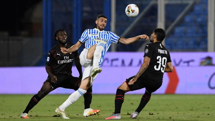 1223849651 FERRARA, ITALY - JULY 01: Mattia Valoti of SPAL challenged by Lucas Paqueta of AC Milan (R) and Franck Kessie of AC Milan (L) during the Serie A match between SPAL and AC Milan at Stadio Paolo Mazza on July 1, 2020 in Ferrara, Italy. (Photo by Chris Ricco/Getty Images)