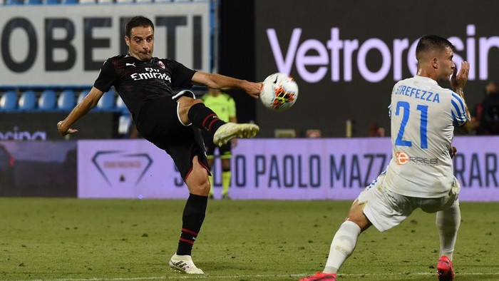 FERRARA, ITALY - JULY 01: Giacomo Bonaventura of AC Milan shoots past Gabriel Strefezza of SPAL during the Serie A match between SPAL and AC Milan at Stadio Paolo Mazza on July 1, 2020 in Ferrara, Italy. (Photo by Chris Ricco/Getty Images)